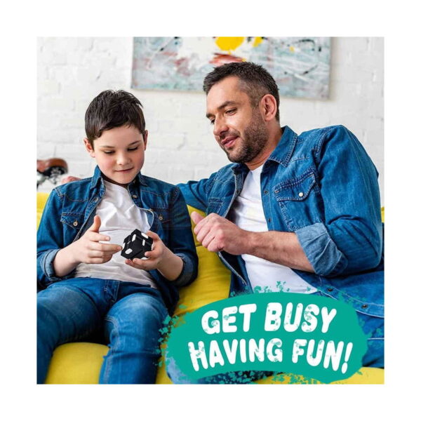 Cub Infinity, banner cu text în engleză, un bărbat și un băiat pe canapea jucându-se cu un cub Infinity negru cu alb