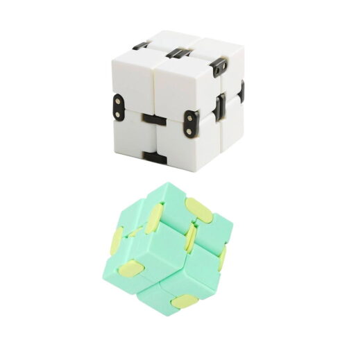 cub-infinity-fidget-alb-si-negru Cub Infinity Fidget, două cuburi infinite pe fundal alb: unul alb cu articulații negre și unul verde mentă cu articulații