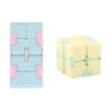 Cub Infinity Fidget, două cuburi infinite pe fundal alb: unul albastru pastel cu elemente roz