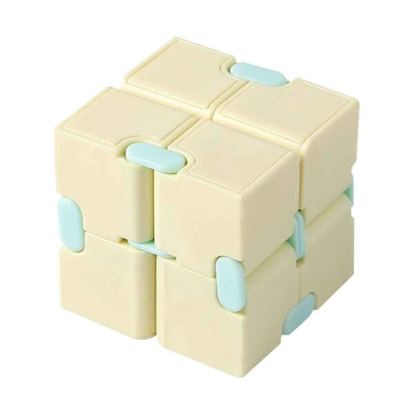 Cub Infinity Fidget, crem-gălbui cu elemente verde mentă, pliat în formă de cub, văzut din față