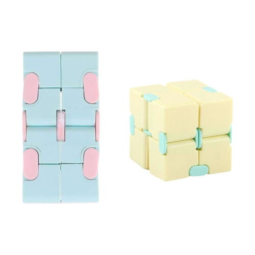 cub-infinity-fidget-albastru-si-galben Cub Infinity Fidget, două cuburi infinite pe fundal alb: unul albastru pastel cu elemente roz