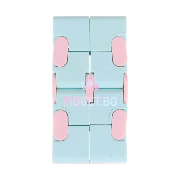 Cub Infinity Fidget, albastru pastel cu elemente roz, desfăcut în formă dreptunghiulară, pe fundal alb