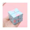Cub Infinity Fidget, mână care ține un cub infinit albastru pastel cu elemente roz, pe fundal roz