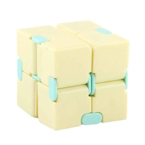 Cub Infinity, crem-galben pastel cu articulații mentă, pe fundal alb