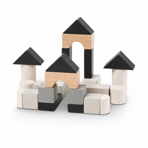 Cuburi construcție, Castel construit din cuburi de lemn negre, albe, gri și naturale, pe fundal alb