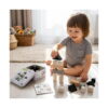 cuburi-constructie-lemn-castel-montessori-utilizare-2 Cuburi construcție, așază un cub negru pe turnul de lemn, cu cutia metalică și broșura pe podea