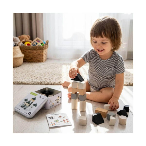cuburi-constructie-lemn-castel-montessori-utilizare-2 Cuburi construcție, așază un cub negru pe turnul de lemn, cu cutia metalică și broșura pe podea