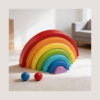 curcubeu-montessori-din-lemn Curcubeu Montessori din lemn, din lemn cu șapte arcade imbricate, într-o cameră luminoasă