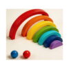 curcubeu-montessori-din-lemn-continut Curcubeu Montessori din lemn, șapte arcade din lemn dispuse decalat, cu o bilă albastră și una roșie în față, pe fundal crem