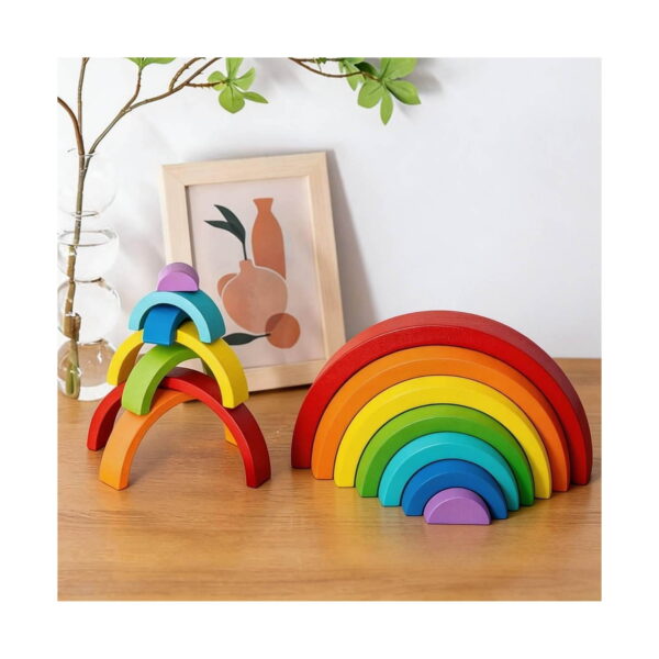 curcubeu-montessori-din-lemn-lifestyle Curcubeu Montessori din lemn, pe o masă din lemn, curcubeul complet imbricat în dreapta și un turn creativ din arcade