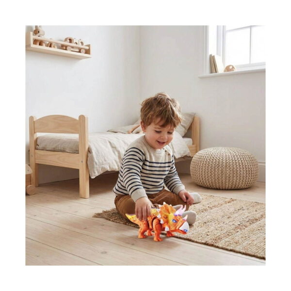 dinozaur-interactiv-luminos-rekto-maro-utilizare Dinozaur interactiv luminos Rekto, băiat cu tricou în dungi, așezat pe covor într-un dormitor