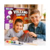 experiment-pentru-copii-eruptie-vulcanica-utilizare Experiment pentru copii Erupție vulcanică, doi băieți cu ochelari de protecție la masă, vulcan gri cu lavă roșie