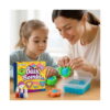 experimente-stem-3-in-1-3 Experimente STEM, o femeie și o fetiță la masă preparând bombe de baie, cu cutia Bath Bombs