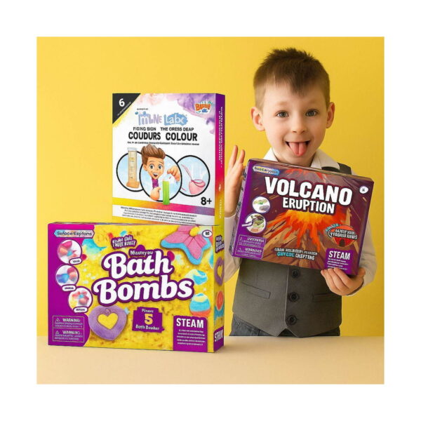 experimente-stem-3-in-1-ambalaj Experimente STEM, băiat pe fundal galben lângă cutiile Couleurs Colour, Bath Bombs și Volcano Eruption
