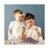 experimente-stem-3-in-1-utilizare-3 Experimente STEM, doi băieți cu ochelari de protecție și mănuși examinând plicuri albe lângă vulcanul gri construit