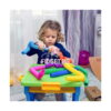 fidget-pop-tubes-xl-roz-utilizare-2 Fidget Pop Tubes XL, fetiță la o măsuță verde de joacă, cu multe tuburi colorate întinse pe masă