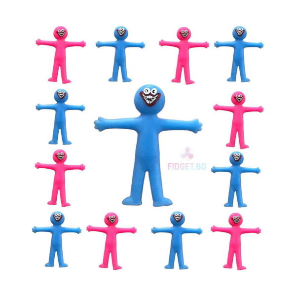 figurine-din-cauciuc-huggy-wuggy-continut-3 Figurine din cauciuc Huggy Wuggy, figurină albastră mărită în centru, înconjurată de figurine albastre și roz mai mici