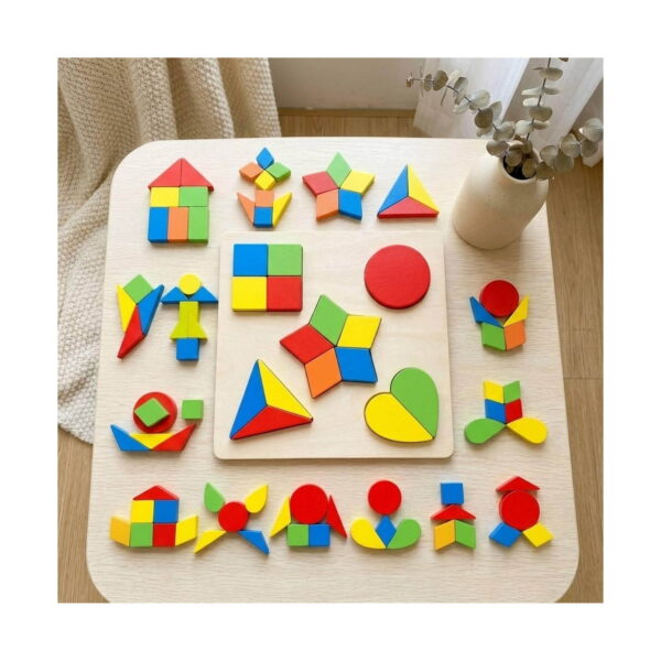 forme-de-puzzle-din-lemn-montessori-model-asamblat-2 Forme de puzzle din lemn Montessori, placa centrală pe o masă din lemn, înconjurată de numeroase figurine asamblate din piese
