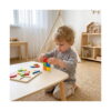 forme-de-puzzle-din-lemn-montessori-utilizare Forme de puzzle din lemn Montessori, copil mic într-o cameră de joacă, la o măsuță