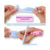 Găletușă Surpriză Fidget, montaj cu trei cadre în care mâini întind și strâng jucării squishy, grafic explicativ