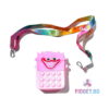 geanta-pop-it-huggy-wuggy-albastra-4 Geantă Pop It Huggy Wuggy, roz dreptunghiulară cu clapetă zâmbitoare și douăsprezece bule, cu baretă multicoloră