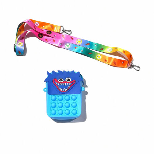 Geantă Pop It Huggy Wuggy, albastră cu clapetă zâmbitoare Huggy Wuggy și baretă multicoloră, pe fundal alb
