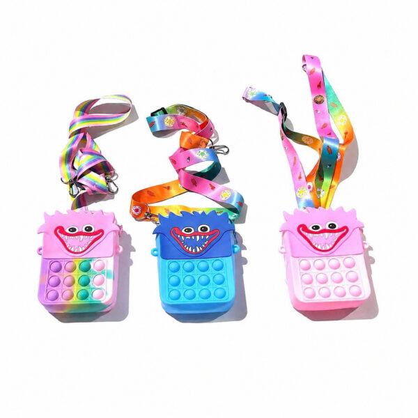 geanta-pop-it-huggy-wuggy-multicolora-2 Geantă Pop It Huggy Wuggy, trei genți Huggy Wuggy pop it una lângă alta: una roz cu bule multicolore
