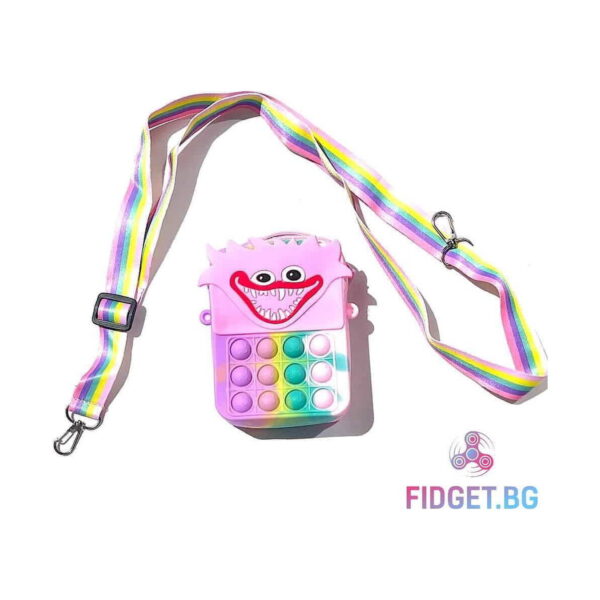 geanta-pop-it-huggy-wuggy-roz-3 Geantă Pop It Huggy Wuggy, roz cu clapetă zâmbitoare și baretă în culori pastelate, pe fundal alb