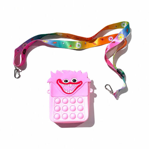 Geantă Pop It Huggy Wuggy, roz dreptunghiulară, cu clapetă zâmbitoare Huggy Wuggy și baretă multicoloră, pe fundal alb