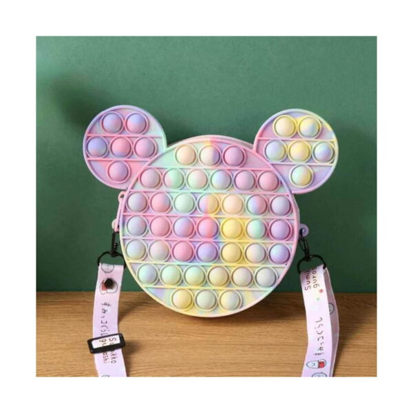 geanta-pop-it-mickey-mouse-15-15-cm-2 Geantă Pop It Mickey Mouse, pastel cu bretea imprimată, fotografiată pe fundal verde închis