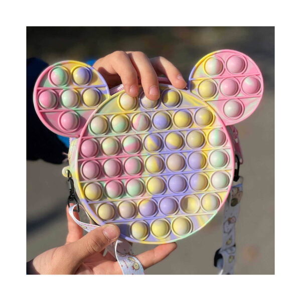 geanta-pop-it-mickey-mouse-15-15-cm-detaliu Geantă Pop It Mickey Mouse, prim-plan cu geanta ținută în mâini, cu suprafața acoperită de bule pastel