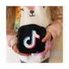 geanta-pop-it-mov-utilizare-2 Geantă TikTok, neagră cu logo, ținută de o fetiță în pulover cu urs, cu bretea colorată