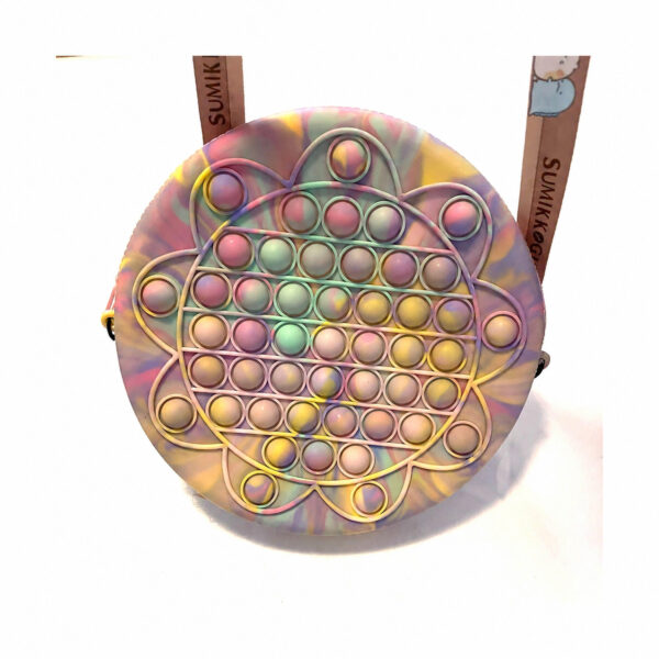 geanta-pop-it-rotunda-cu-model-2 Geantă Pop It Rotunda, pastel, cu bretea imprimată, pe fundal alb.