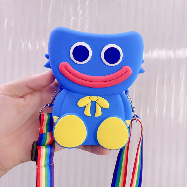 Geantă Pop It PlayTime, o mână ține geanta albastră de bareta curcubeu