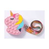 geanta-pop-it-unicorn-roz Geantă Pop It unicorn, în formă de cap de unicorn roz, cu coamă galben-albastră și corn galben, alături de o bretea colorată