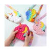 geanta-pop-it-unicorn-roz-3 Geantă Pop It unicorn, patru genți Pop It unicorn (albă, curcubeu, fucsia și roz) cu brete colorate; două mâini apasă bulele