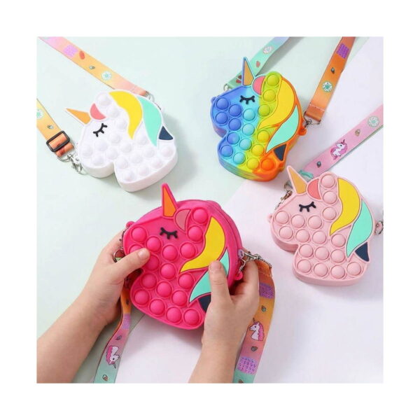 geanta-pop-it-unicorn-roz-3 Geantă Pop It unicorn, patru genți Pop It unicorn (albă, curcubeu, fucsia și roz) cu brete colorate; două mâini apasă bulele