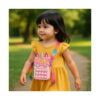 geanta-pop-it-zi-de-nastere-roz-2 Geantă Pop It Zi de naștere, fetiță în rochie galbenă, într-un parc, purtând pe umăr geanta Pop It unicorn roz