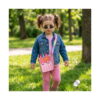 geanta-pop-it-zi-de-nastere-roz-utilizare Geantă Pop It Zi de naștere, fetiță cu ochelari de soare și geacă de blugi, în parc, purtând geanta Pop It unicorn roz