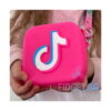 geanta-tiktok-albastra Geantă TikTok, fetiță care ține în mâini o geantă TikTok fucsia din silicon, cu logo TikTok în relief