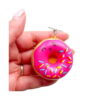 gogoasa-squishy-draguta-cu-capsuna-utilizare Gogoașă squishy drăguță cu căpșună, roz atârnă de breloc deasupra unei palme deschise