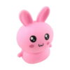 iepuras-roz-squishy-detaliu Iepuraș roz squishy, prim-plan cu iepurașul squishy roz pe fundal alb, cu ochi mari, botic mic și obraji roz