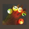 inel-squishy-emoji-utilizare Inel squishy Emoji, cinci inele emoji aprinse, purtate pe degetele unei mâini, în lumină slabă