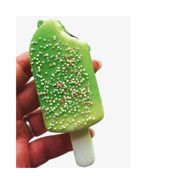 inghetata-squishy-cu-parfum-delicat-2 Înghețată squishy cu parfum delicat, verde cu colț mușcat ținută în mână, cu bățul alb în jos
