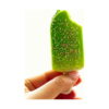 inghetata-squishy-cu-parfum-delicat-3 Înghețată squishy cu parfum delicat, verde cu colț mușcat ținută între degete de dedesubt; se vede doar o mică agrafă