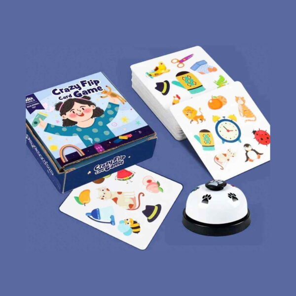 Joc de cărți Crazy Flip, cutia Crazy Flip, un teanc de cărți, o carte ilustrată și clopoțelul alb cu lăbuță