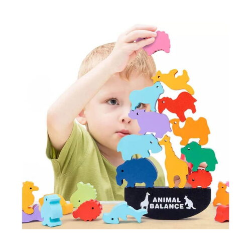 Joc de echilibru Montessori cu animale, băiat în tricou verde care așază o piesă roz în vârful unui turn de animale din lemn