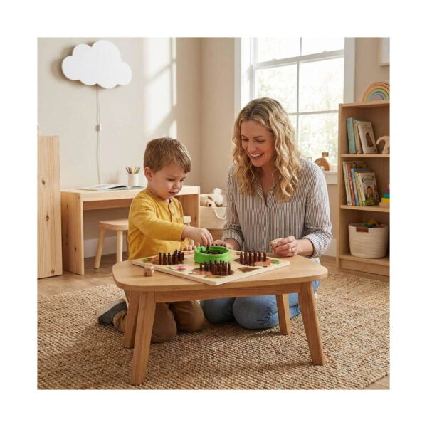 joc-educativ-aventura-cu-aricii-utilizare-2 Joc educativ Aventura cu aricii, un băiat și o femeie joacă împreună la o măsuță rotundă din lemn