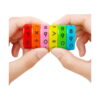 joc-educativ-invata-fractiile Joc educativ Învață fracțiile, două mâini țin un cilindru matematic rotativ, cu discuri colorate cu cifre și semne matematice