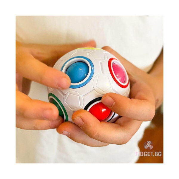 joc-educativ-invata-fractiile-utilizare-2 Joc educativ Învață fracțiile, mâinile unui copil care rotesc o minge puzzle albă cu bile colorate